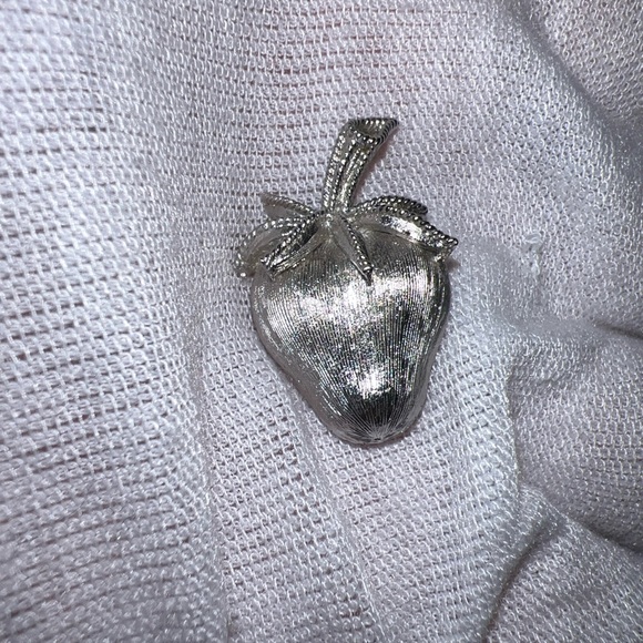 Vintage Miniature 1" Trifari Brushed Silver Plated Strawberry Pin Brooch - Picture 3 of 16
